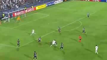 “Hay que dársela a él”: Palacios agarró la pelota, dejó en el suelo a un rival y todo acabó así