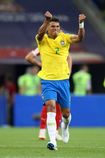 0-2. Thiago Silva celebró el segundo gol.