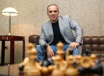 Casi por unanimidad se le considera el mejor jugador de la historia del ajedrez. De Azerbaiyán, logró el título mundial en 1985 (ante Karpov) a los 22 años, el más joven de siempre, y el llamado Ogro de Bakú lo mantuvo hasta el 2000. Tiene el segundo mejor ELO de la historia: 2.856 puntos, y dos partidas ante la computadora Deep Blue: victoria en 1996, y derrota en 1997, cuando definitivamente la máquina adelanta al hombre. Provocó un cisma en el ajedrez, pero no implica que se le considere un genio.