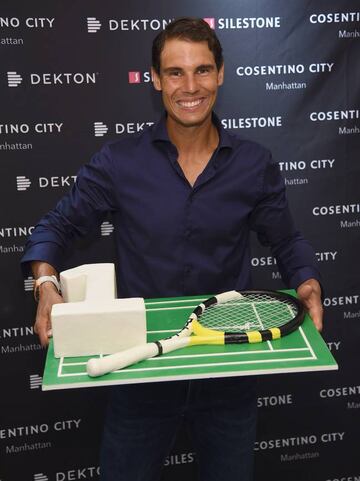 Rafael Nadal posa con una tarta para celebrar su regreso al número 1 mundial del ranking ATP en un acto publicitario de Cosentino en Nueva York.