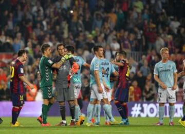 El partido ya es historia y Bravo se despide el portero rival. Barcelona ganó 3-0.