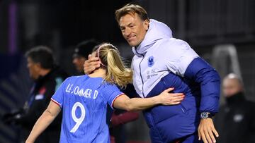 France's forward Eugenie Le Sommer (L) is congrtauled by France's head coach Herve Renard (R) after scoring a goal during the women's international friendly football match between France and Colombia at Stade Gabriel Montpied in Clermont-Ferrand, central France, on April 7, 2023. (Photo by FRANCK FIFE / AFP)