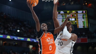 Brancou Badio defendido por Bruno Fernando.