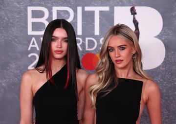 Brooke Blewitt Y Jess Qualter posa en la alfombra de los Brit Awards 2025.