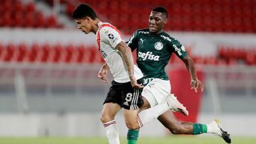 Soccer Football - Copa Libertadores - Semi Final - First Leg - River Plate v Palmeiras - Estadio Libertadores de America, Buenos Aires, Argentina - January 5, 2021 River Plate&#039;s Jorge Carrascal in action with Palmeiras&#039; Patrick de Paula Pool via REUTERS/Juan Ignacio Roncoroni