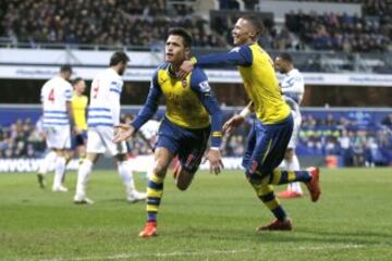 Alexis Sánchez armó la jugada del primero y anotó el segundo del Arsenal sobre Queens Park Rangers.