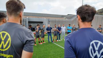 Miguel Ángel Ramírez, presidente de Las Palmas, se dirige a la plantilla tras la derrota en Vigo. (@udpl_oficial)