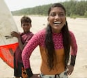 Nasima, pionera del surf y primera socorrista de Bangladesh