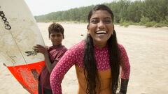 Nasima, pionera del surf y primera socorrista de Bangladesh
