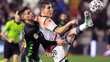 Álex Moreno, acogido en Vallecas con pitos