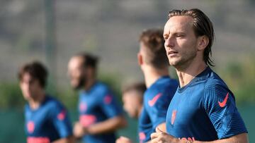 SEV07. ALGORFA (ALICANTE), 14/09/2020.- Fotografía facilitada por el Sevilla, el croata Ivan Rakitic, que volvió al equipo sevillista tras su paso por el Barcelona FC, durante la sesión matinal de entrenamiento con su equipo que conti
