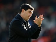 Soccer Football - Premier League - AFC Bournemouth v Sunderland - Vitality Stadium, Bournemouth, Britain - February 28, 2026 AFC Bournemouth manager Andoni Iraola applauds fans after the match Action Images via Reuters/Peter Cziborra EDITORIAL USE ONLY. NO USE WITH UNAUTHORIZED AUDIO, VIDEO, DATA, FIXTURE LISTS, CLUB/LEAGUE LOGOS OR 'LIVE' SERVICES. ONLINE IN-MATCH USE LIMITED TO 120 IMAGES, NO VIDEO EMULATION. NO USE IN BETTING, GAMES OR SINGLE CLUB/LEAGUE/PLAYER PUBLICATIONS. PLEASE CONTACT YOUR ACCOUNT REPRESENTATIVE FOR FURTHER DETAILS..