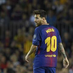 Skomina debió expulsar a Messi por el agarrón: vio amarilla