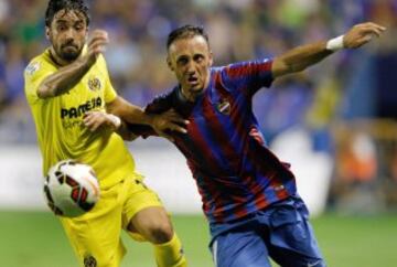 El centrocampista del Levante UD Jordi Xumetra lucha el balón con Jaume Costa.