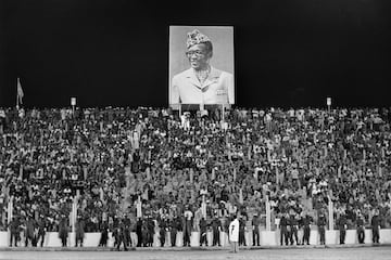 La pelea se celebr en el Estadio 20 de mayo de Kinshasa ante 60.000 personas. El combate comenz a las cuatro de la ma?ana para poder ser retransmitido en directo en la televisin estadounidense en horario de mxima audiencia. En la foto, el da de la pelea, se observa un retrato del presidente de Zaire, Mobutu Sese Seko, en la parte superior de la grada. 