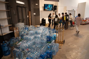 Barcelona se vuelca en una muestra de solidaridad con sus vecinos valencianos, llevando alimentos, mantas y material de primera necesidad.