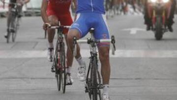 <b>ENTRE ANDALUCES. </b>El sevillano Ramírez Abeja bate al malagueño Maté en la meta de Benalmádena.