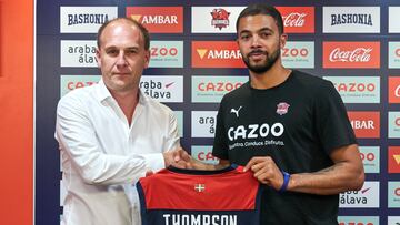 VITORIA, 30/08/2022.- El escolta estadounidense Darius Thompson (d) junto al director deportivo del club, Félix Fernández (i) durante su presentación como nuevo jugador del Baskonia este martes en Vitoria. EFE / L. Rico