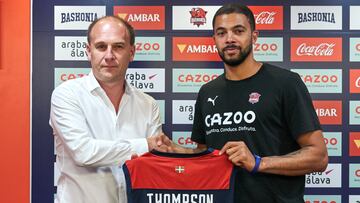 VITORIA, 30/08/2022.- El escolta estadounidense Darius Thompson (d) junto al director deportivo del club, Félix Fernández (i) durante su presentación como nuevo jugador del Baskonia este martes en Vitoria. EFE / L. Rico
