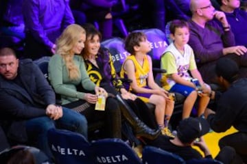 Iggy Azalea acuidó al Staples a ver en directo a su pareja, Nick Young. Pero los Lakers volvieron a perder...