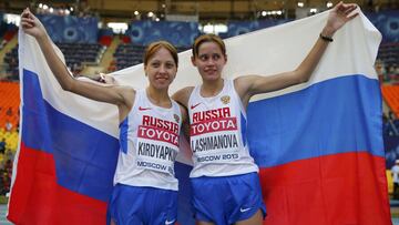 Las marchadoras rusas Anisya Kirdyaplina y Elena Lashmanova posan con la bandera de Rusia tras ganar la plata y el oro en la prueba de 20 kil&oacute;metros marcha en los Mundiales de Atletismo de Mosc&uacute;.