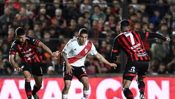 ARANA, ARGENTINA - OCTOBER 09: Juan Fernando Quintero of River Plate competes for the ball with Nicolas Castro (R) of Patronato during a match between Patronato and River Plate as part of Liga Profesional 2022 at Presbítero Bartolomé Grella Stadium on October 9, 2022 in Parana, Argentina. (Photo by Luciano Bisbal/Getty Images)