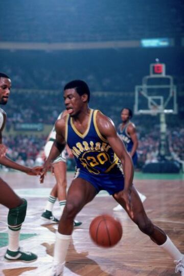 Bernard King de los Golden State Warriors durante un partido contra los Boston Celtics en el Garden de Boston 