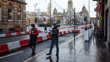 Glasgow (United Kingdom), 05/01/2021.- Two men carry take-away food at George Square, during the first day in new lockdown in Glasgow, Scotland, Britain, 05 January 2021. Scotland has gone into lockdown due to increasing number of Covid-19 cases. (Reino U