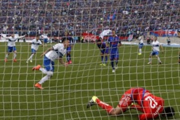 Nicolás Castillo le anota a la U en un partido que llenó de confianza a los cruzados.