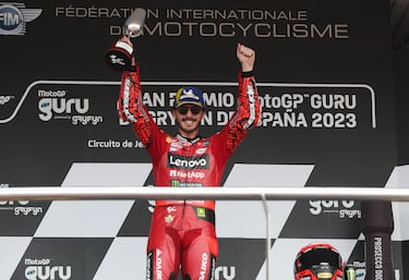 Alegría del piloto italiano Francesco Bagnaia tras  proclamarse vencedor del Gran Premio de España de Moto GP.
