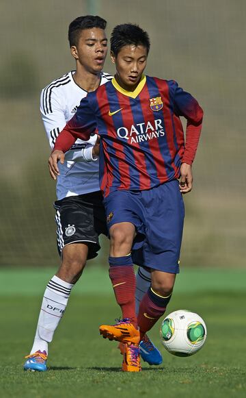 En 2009, cuando participó con la selección coreana sub'13 en un torneo Sant Cugat del Vallès, el Barcelona se fijó en él y Albert Puig y Albert Benaiges, decidieron incorporarle para las categorías inferiores del club.