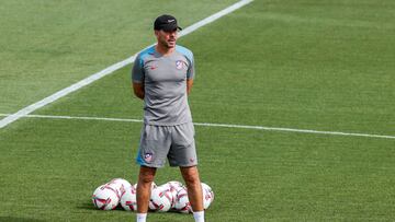 Simeone presencia el entrenamiento del Atlético.