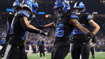 DETROIT, MICHIGAN - JANUARY 05: Jahmyr Gibbs #26 of the Detroit Lions celebrates a touchdown with Amon-Ra St. Brown #14 during the first quarter against the Minnesota Vikings at Ford Field on January 05, 2025 in Detroit, Michigan. Gregory Shamus/Getty Images/AFP (Photo by Gregory Shamus / GETTY IMAGES NORTH AMERICA / Getty Images via AFP)