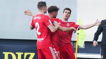 Soro celebra su gol en el Ramón de Carranza junto a Vigaray y Puado.