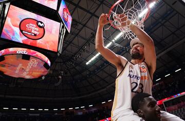 Sergio Llull, base del Real Madrid, corta la red de un aro del Martín Carpena tras conquistar la Copa del Rey 2024.