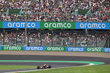 Max Verstappen toma una curva durante el GP de Japón disputado en el circuito de Suzuka.