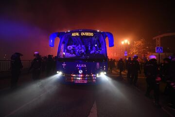 Gran expectación en la llegada del autobús del Real Oviedo al estadio Carlos Tartiere para medirse al Sporting de Gijón en la decimocuarta jornada de la Liga 1|2|3. 