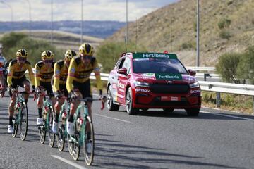 El Škoda Enyaq, junto a un grupo de corredores de La Vuelta.