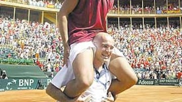 <b>TORERO, TORERO. </b>Rafael Nadal es paseado a hombros por el fisioterapeuta Julian Casanova después de su gran faena ante Francia.