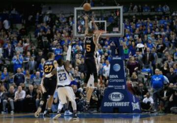 Rodney Hood lanza a canasta ante Wesley Matthews.