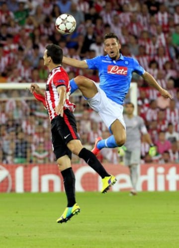 El jugador del Athletic Club Aritz Aduriz (iz) disputa el balón con Ekalidou Koulibaly (d), durante el partido de vuelta de la fase previa de la Liga de Campeones que se disputa esta tarde en el estadio de San Mamés, en Bilbao.