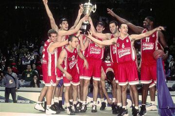 La tercera Copa del Rey del Estudiantes llegó en Vitoria en el año 2000 (las otras dos las ganó en San Sebastián, en 1963, y en Granada en 1992). Alfonso Reyes fue el líder (y MVP) de un equipo que se cargó al Baskonia en cuartos (79-65) y al Caja San Fernando sevillano en semifinales (80-65). En la final esperaba el Pamesa Valencia y el conjunto colegial aguantó la primera parte gracias al mayor de los Reyes, que anotó 17 de los 31 puntos de su equipo (31-33 al descanso). En la segunda mitad, el Estu fue mejor y se llevó el título (73-63) con 26 tantos del pívot. Su hermano Felipe estrenó palmarés en aquel torneo de Vitoria. 