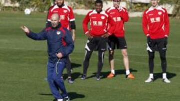 A LA ESPERA. Bebé, Akieme (del filial), Jozabed y Llorente escuchan las indicaciones de Paco.