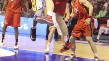 El pívot holandés del CAI Zaragoza Henk Norel defiende la internada del estadounidense Ryan Humphrey, del Blancos de Rueda Valladolid.