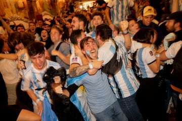 Después de un partido lleno de tensión, los seguidores argentinos explotan de alegría tras ver a su selección Campeona del Mundo.