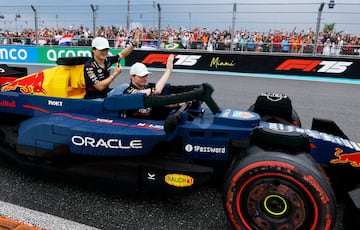 Durante el Gran Premio de Miami 2025, los 20 pilotos de Frmula 1 desfilaron en rplicas a tama?o real de sus monoplazas, construidas con aproximadamente 400.000 piezas de LEGO cada una. Estas versiones elctricas, con neumticos Pirelli reales, alcanzaban hasta 20 km/h y fueron creadas en colaboracin con LEGO. El desfile reemplaz al tradicional camin de presentacin, ofreciendo una experiencia ms creativa, que gener entusiasmo tanto en la pista como entre los espectadores. La iniciativa busca acercar el espectculo de la F1 a los fans.