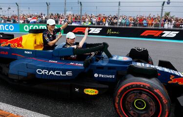 Durante el Gran Premio de Miami 2025, los 20 pilotos de Fórmula 1 desfilaron en réplicas a tamaño real de sus monoplazas, construidas con aproximadamente 400.000 piezas de LEGO cada una. Estas versiones eléctricas, con neumáticos Pirelli reales, alcanzaban hasta 20 km/h y fueron creadas en colaboración con LEGO. El desfile reemplazó al tradicional camión de presentación, ofreciendo una experiencia más creativa, que generó entusiasmo tanto en la pista como entre los espectadores. La iniciativa busca acercar el espectáculo de la F1 a los fans.