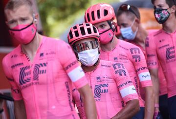 Diego Camargo con sus compañeros antes del inicio de la etapa 6.