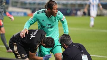 Sergio Ramos es atendido por los m&eacute;dicos del Madrid en Anoeta.
 
 