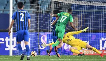 Bakambu marca en la Superliga China.